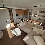 Panoramic Balcony 3bd With King Bed Apartment *