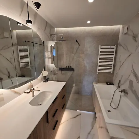 Butas Panoramic Balcony 3bd With King Bed *