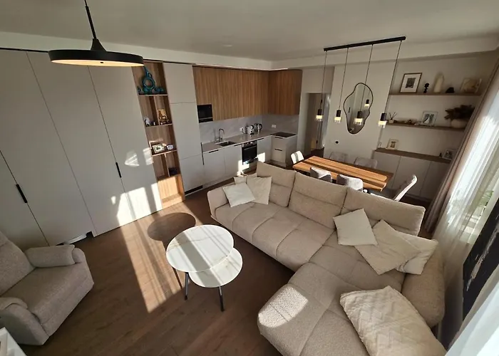 Panoramic Balcony 3bd With King Bed Apartment *